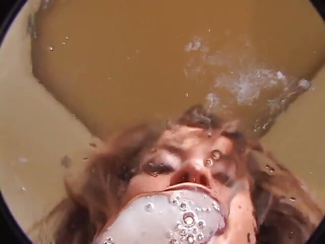 Skank สาวสีผมบรูเน็ตที่มีรอยสักโดนสองหนุ่มผู้โชคดีควยใหญ่เย็ดจนน้ําแตก