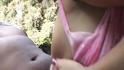 Sarışın orta yaşlı seksi kadın zonklayan büyük zenci yarağını gırtlağına kadar alıyor açık havada sırıklam