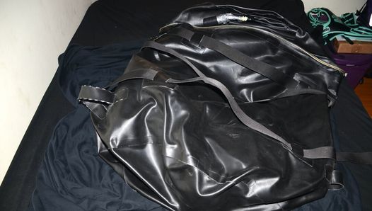 Nov 30 2023 - VacPacked à l’intérieur du sac à sec en caoutchouc d’Invincible One avec des combinaisons en PVC RubberBoys et mon chestie de hockey