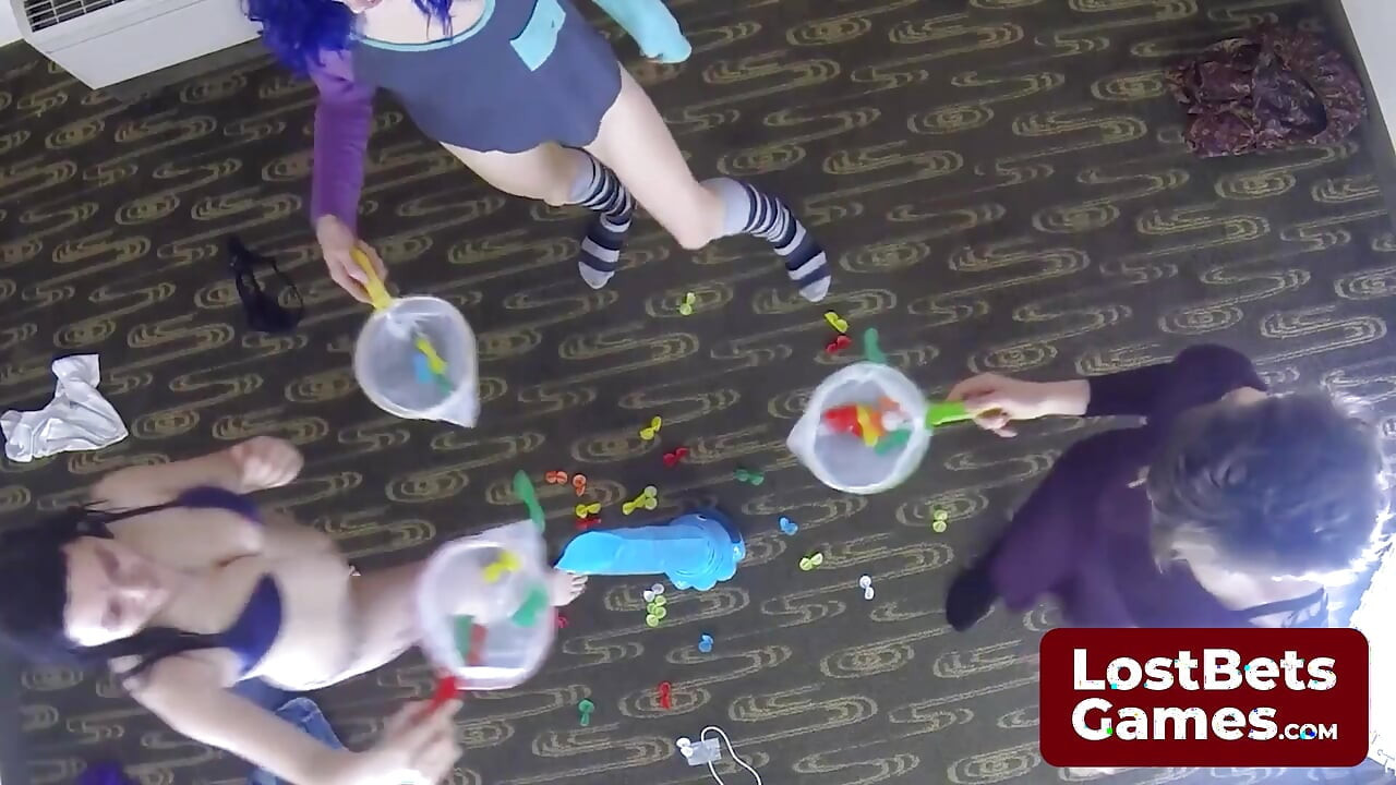 Trzech nowicjuszy nurkuje w swoją pierwszą nagą sesję