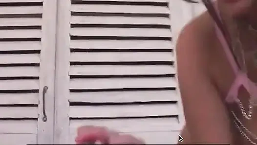 Dia adalah remaja Prancis yang lucu yang disetubuhi pantatnya yang sempit