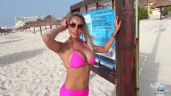 Roze bikini op het strand