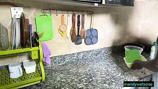 Pembantuku ini kilat di dapur sama suamiku