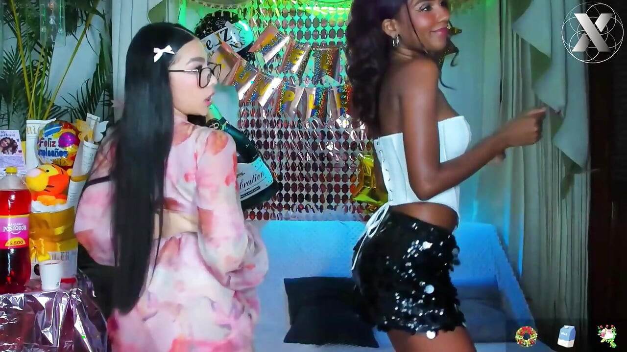 味道女同性恋舔舐：我在她紧致的阴部上涂抹蜂蜜