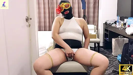 Cewek sange ini lagi asik masturbasi sampai cairan memeknya menetes saat lagi cosplay