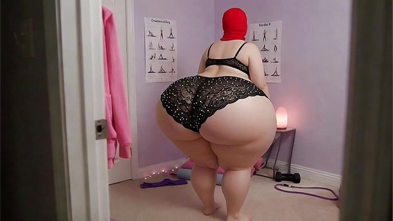 Voluptuosa garota de yoga rosa com bunda maciça tira para fio dental