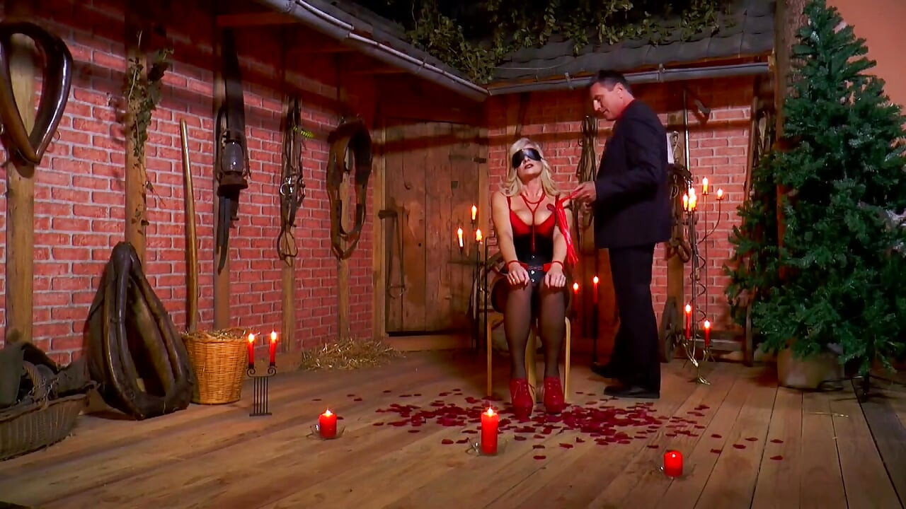 Bitte, Herr, benutze mich! - Brünette mit langen beinen wird gefesselt und von schwarzem meister dominiert