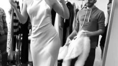 Dove Cameron luciendo sexy con un vestido blanco
