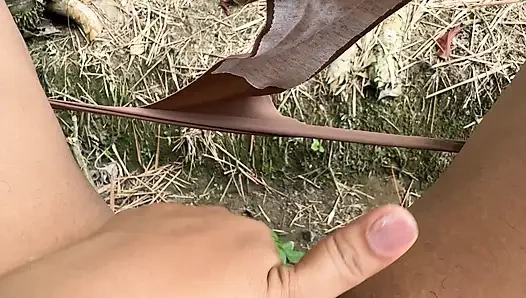 Saya seorang gadis nakal, saya sangat suka merasakan jari-jari saya di dalam vagina besar saya yang basah hehehej