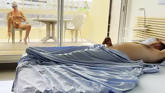 Nackte ehefrau beobachtete bereits nudisten auf der straße, als ehemann morgens wachte