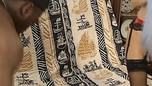 Seksi sarışın Alman hizmetçi zenci adam tarafından sikiliyor