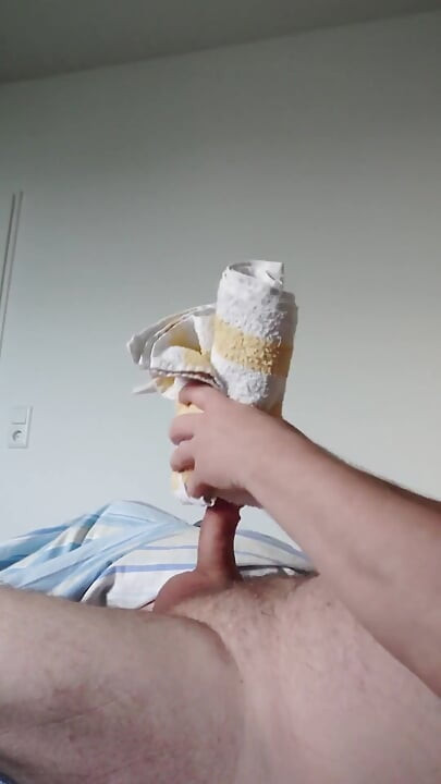Pieni kukko pitää hauskaa pyyhkeen kanssa