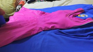 Spuszczanie na sukienkę z różowego elastanu