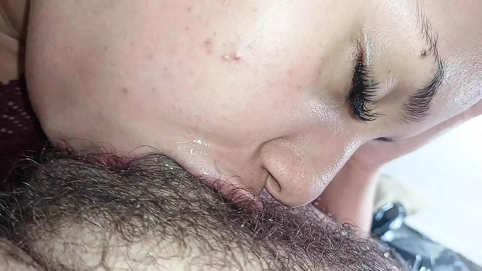 ÉBANO SAFADA devorando o pau com sua boca gulosa,para depois doder numa deliciosa punheta