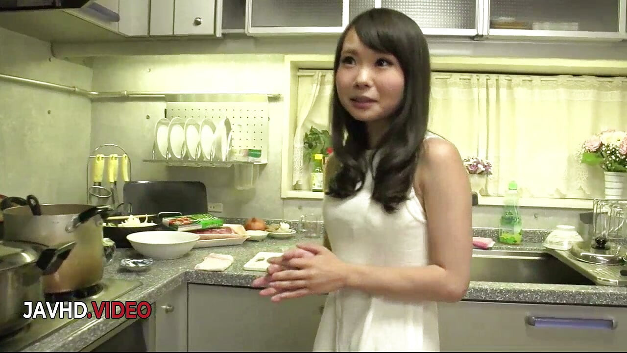 A Caseira Japonesa Mayu Kawai em um Caso Ardente com o Vizinho