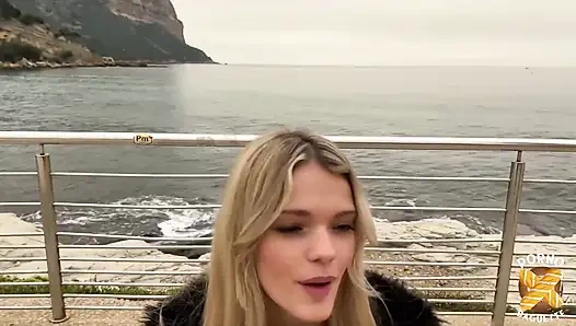 Jade, güzel sarışın, yemeyi seviyor