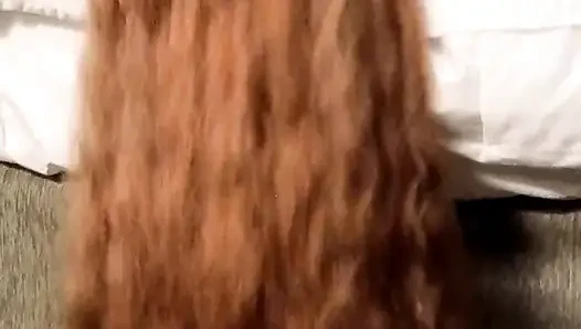 Uzun kızıl saçımla sikiliyorum yerde zıplıyor ve sallanıyor - saç fetişi videosu