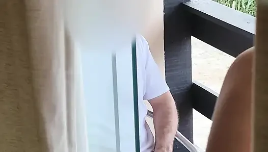 Şok olan üvey anne üvey oğlunu balkonda mastürbasyon yaparken yakalıyor ama bitirmesini sağlıyor