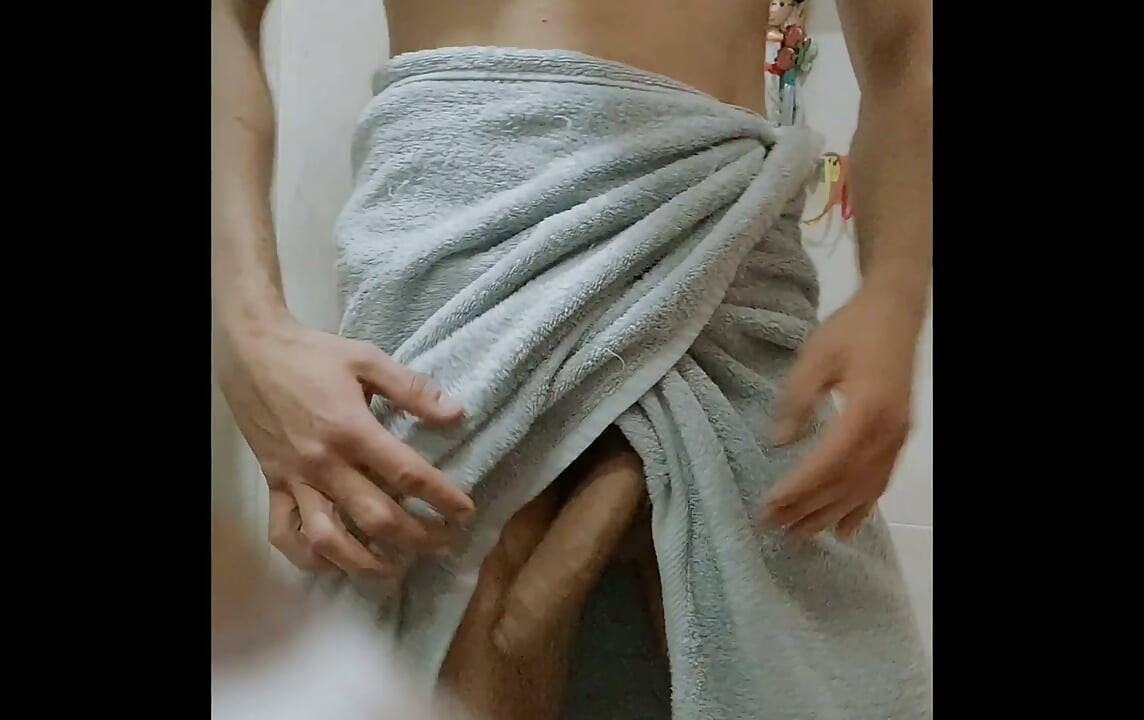 STUCK IN THE BATHROOM AFTER SHOWER: I WAS ALONE... OR SO I THOUGHT
