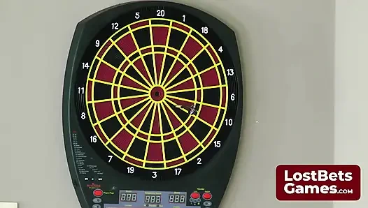 Bu striptiz dart oyunu beklenmedik zevkler bir gece vaat ediyor