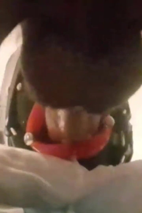 MILF dengan cincin gag bibir palsu kacau di mulut dan muka