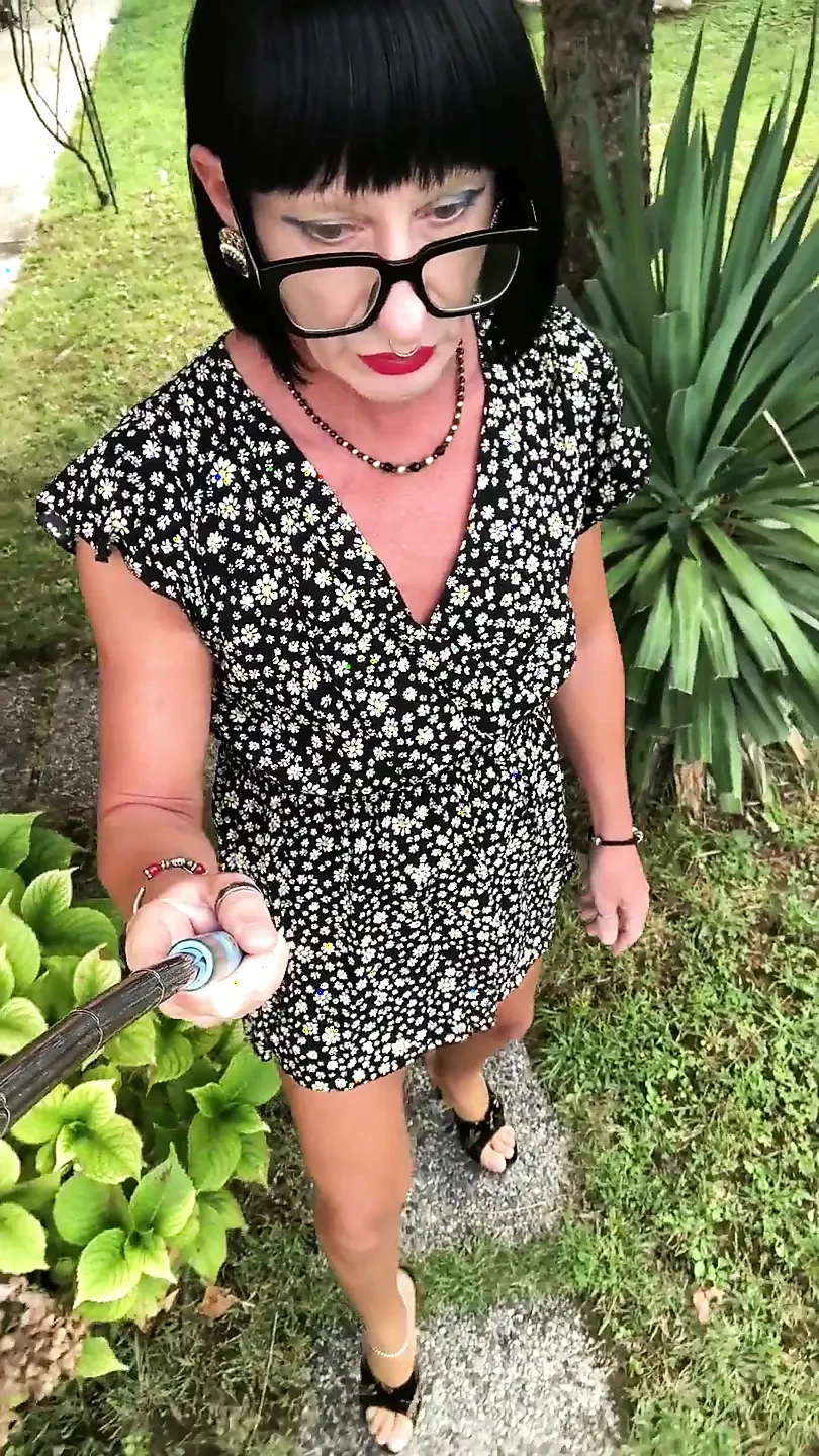 Vagando no jardim como uma cadela
