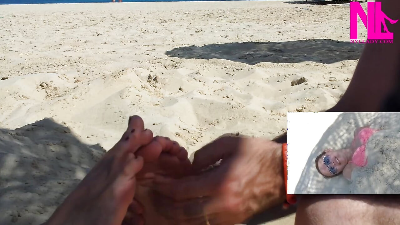 Łaskotanie mnie na stopach na plaży