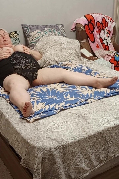 เพื่อนบ้านลูบไล้ตัวเองและหีใหญ่