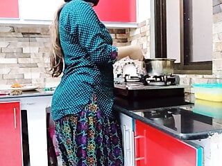 देसी पत्नी गड़बड़ में रसोई जबकि वह होती हे निर्माण चाय