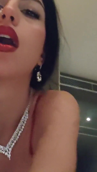Joven morena Kore Fox sintiéndose sexy y tomando primer plano de sus tetas mientras te espera en su habitación de hotel | Clip 1
