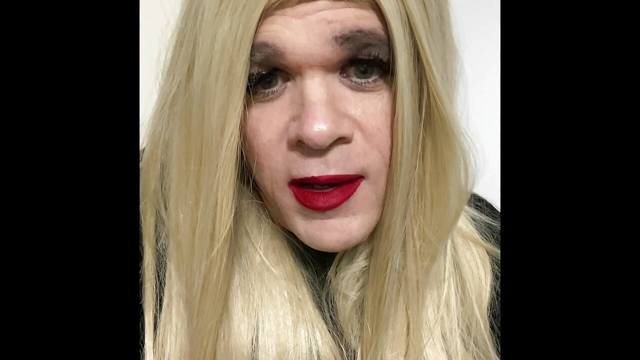 クロスドレッサーが継父とCDに話しかけ、本当に遊びに来て、私たちの「チンポをしゃぶって、肛門を舐めて」と呼んでいます