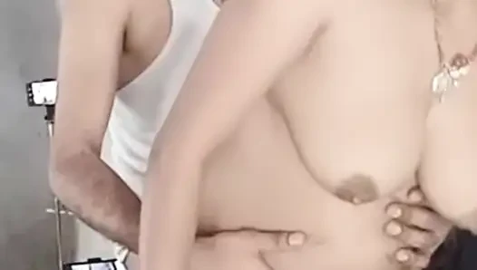 Göt amcık sikiyor yarak emiyor göğüslerini emiyor memeden süt emiyor ve domaltarak yarağa oturuyor ve doğrudan Hintçe seste yatıyor