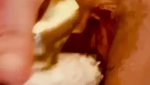 Милфа долбит свою киску