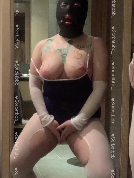 Asiática enmascarada con grandes tetas y pintura corporal