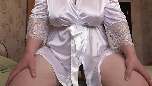 Yüzüne oturacağım. Kıllı bir amcık beyaz külota boşalıyor. Olgun orta yaşlı seksi kadın.