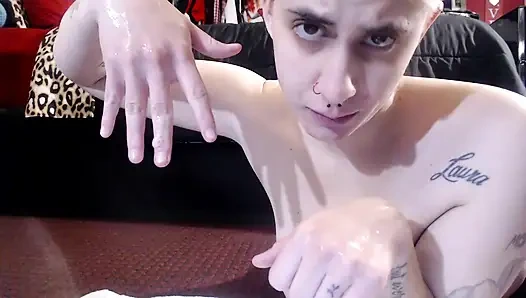 Ludahin tangan berendam di ludah