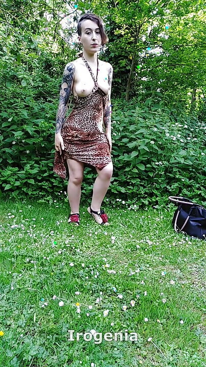 Mitten Im Wald Füllt Eine Notgeile Schlampe Alle Löcher