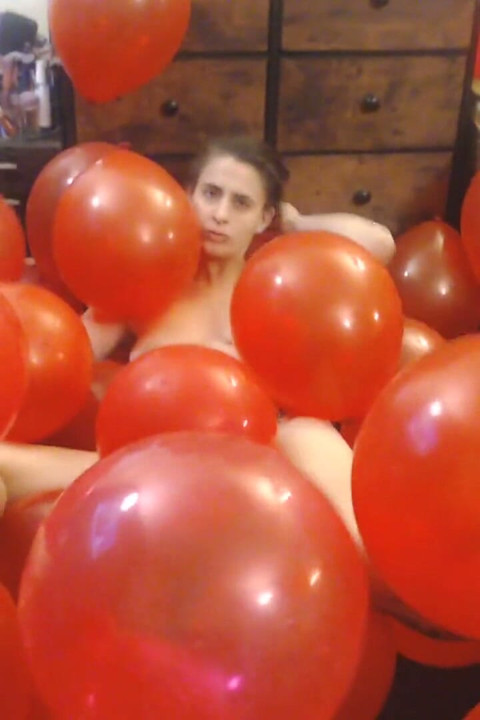 Gran paquete de globos rojos desnudo