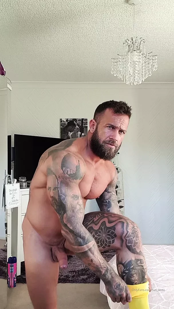 Of - Gareth Hulin getatoeëerde spierbodybuilder pronkt