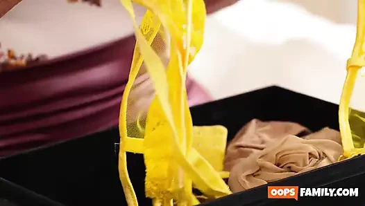 Orta yaşlı seksi kadın öne çıktı: büyük memeli ve kıllı amcıklı sert porno!