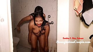 Caliente joven india desnuda en cuarto de baño