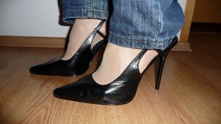 Tacones altos, pantimedias, semen en los zapatos