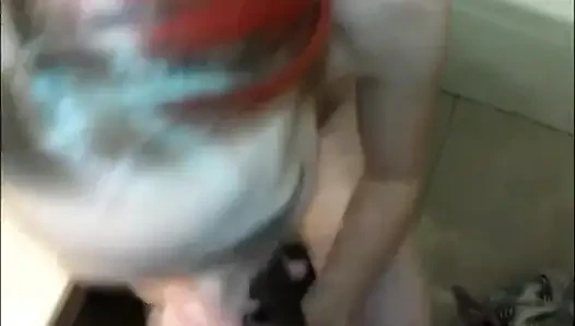 Lil Mary işerken sakso çekiyor