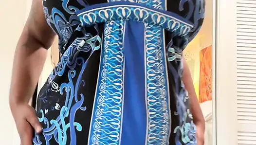 Cewek gemuk kulit hitam lagi pamer toket & pantat montoknya di balik gaun seksi