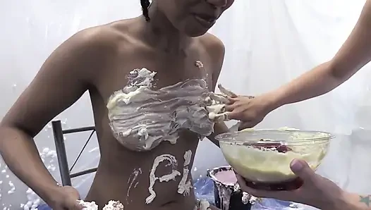 Pixiee Little und Sade rose sitzen im kuchen