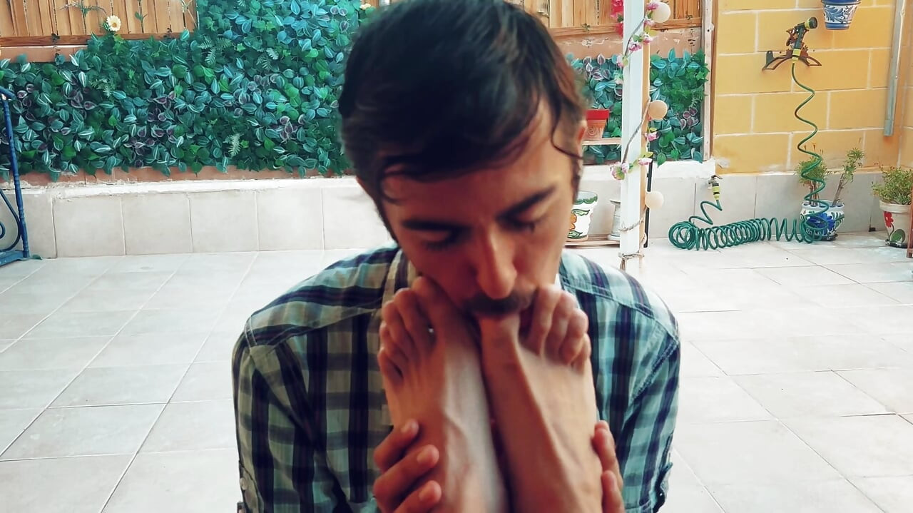Worshipping Lucas : Intense feet service and licking