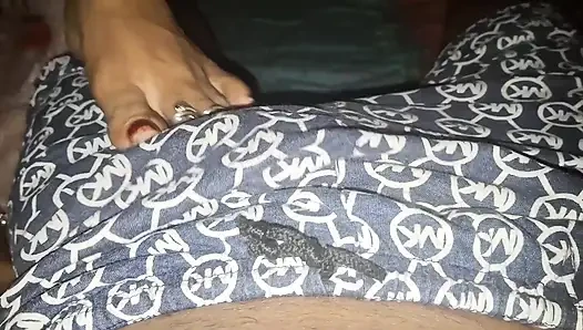 Büyük memeli kayınbiraderi kocasının arkadaşıyla sikişiyor. Seks videosu