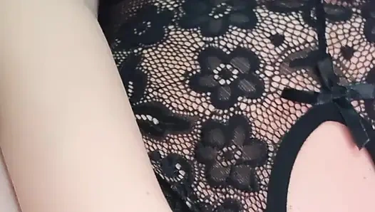 Ateşli blundygirl çarpıcı siyah iç çamaşırı küçük sıkı amcığını parmaklıyor ve götünü ve göğüslerini gösteriyor