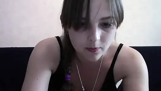 Claire показывает перед вебкамерой
