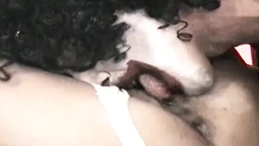 Geile brünette MILF fingert ihre haarige muschi zum höhepunkt